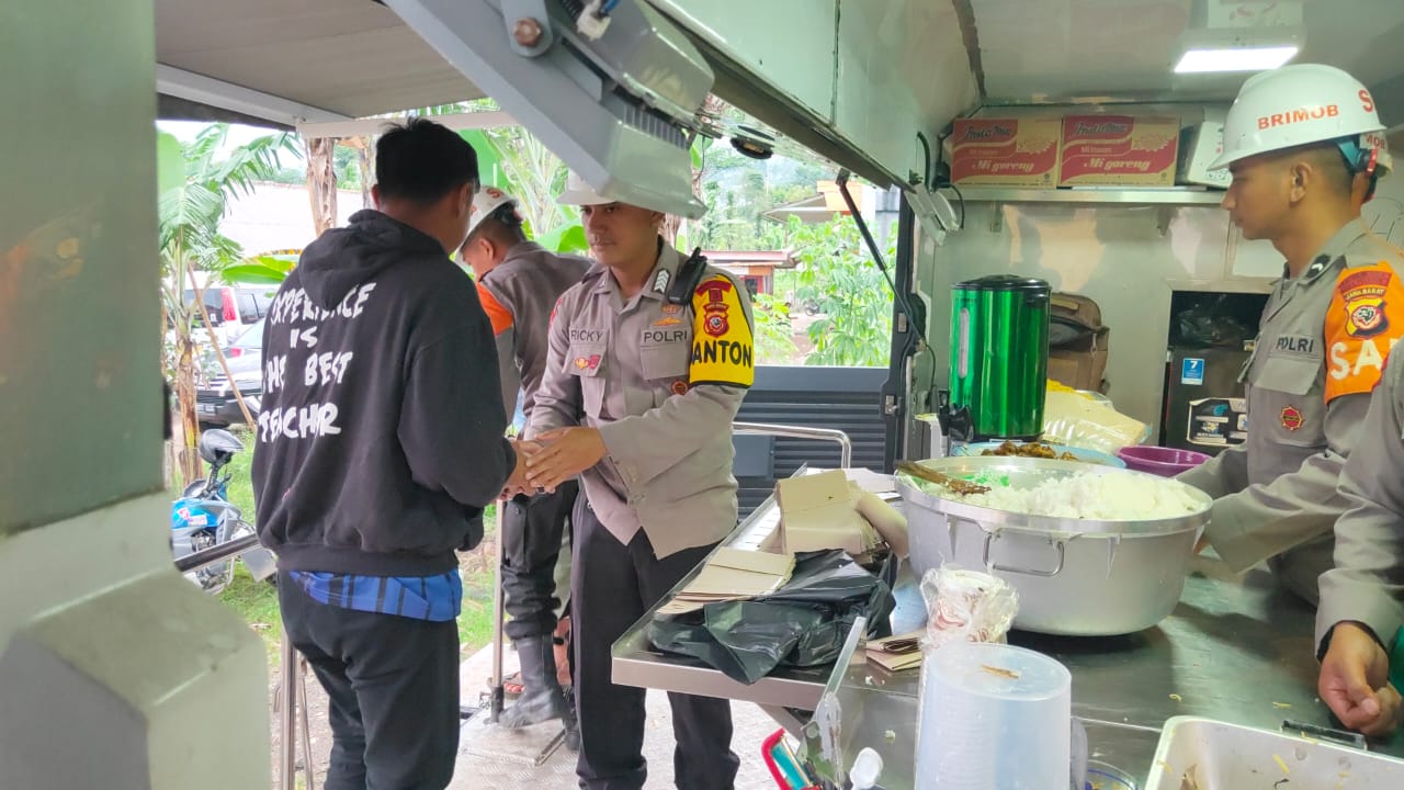 Satbrimob Polda Jabar Terjunkan Dapur Lapangan ke Lokasi Bencana Gempa Sukabumi