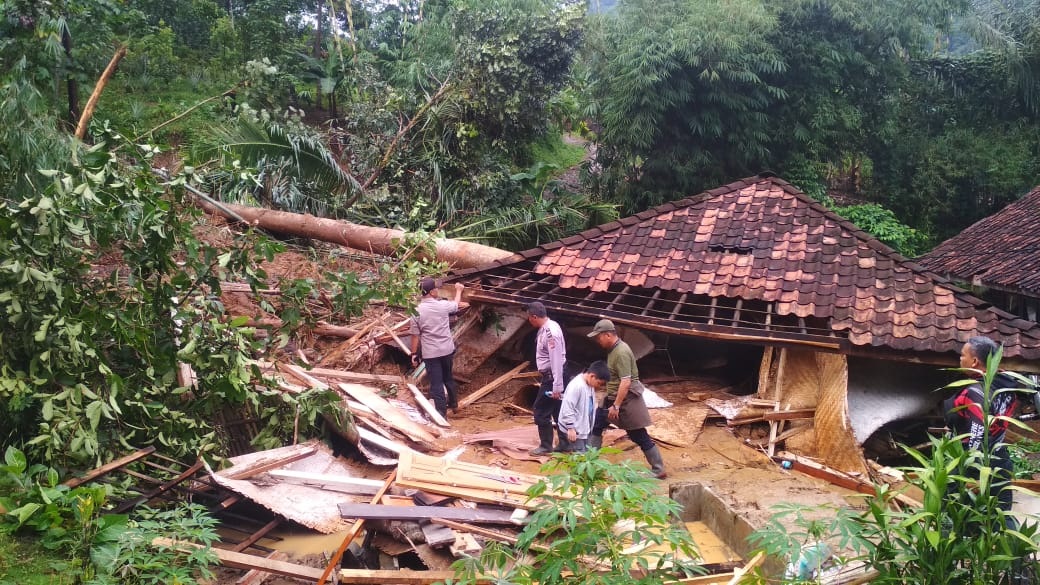 Longsor Landa Cibeber Cianjur, Empat Kampung Porak-Poranda