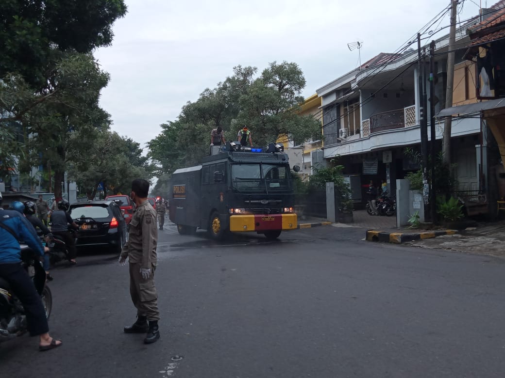 Cegah Covid-19, Pemkab Cianjur Gunakan Kendaraan Water Canon Semprot Disinfektan