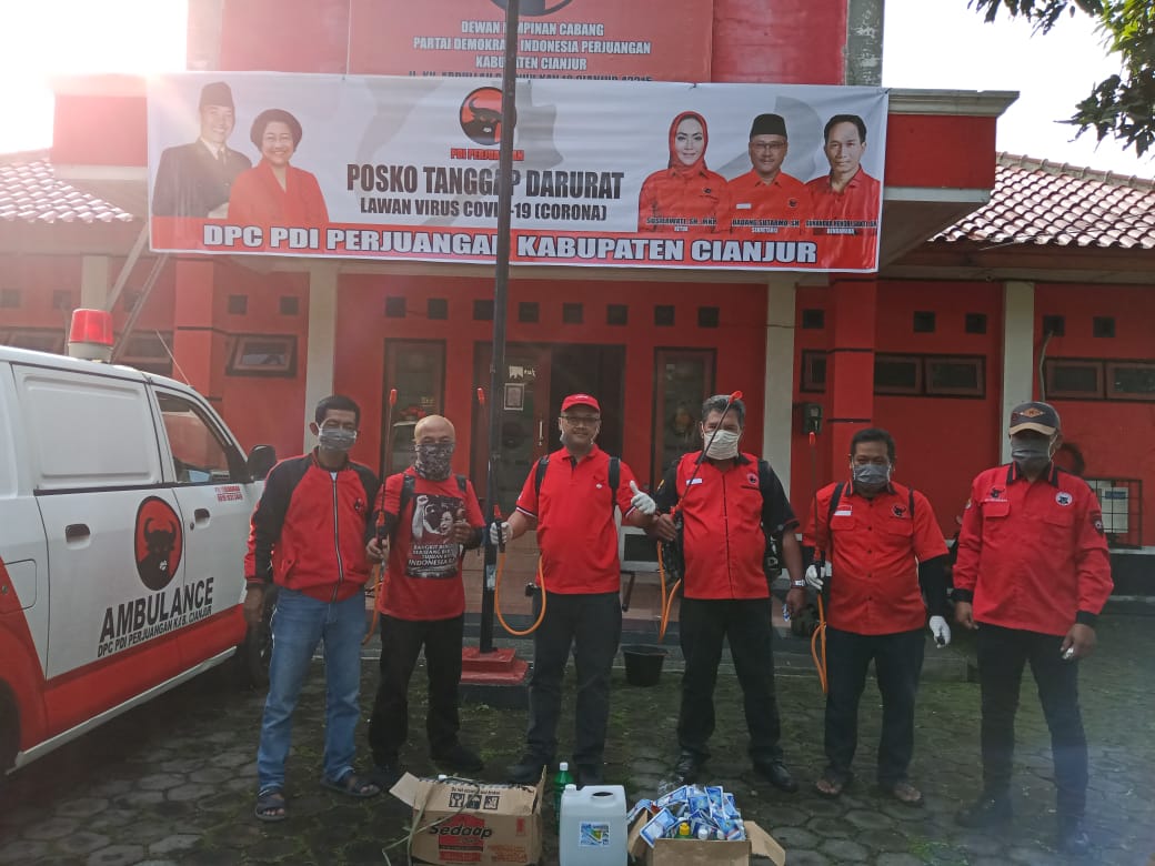 Lawan Covid-19, PDIP Cianjur Semprot Disinfektan, Bagikan Jamu, Masker dan Hand Sanitizer