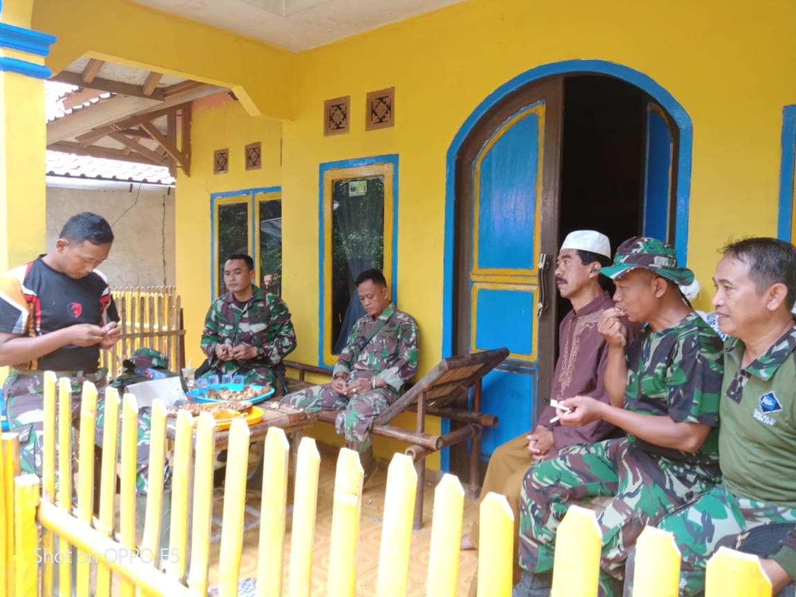 Suasana Keakraban Satgas TMMD 107 Cianjur dengan Warga saat Santap Nasi Liwet