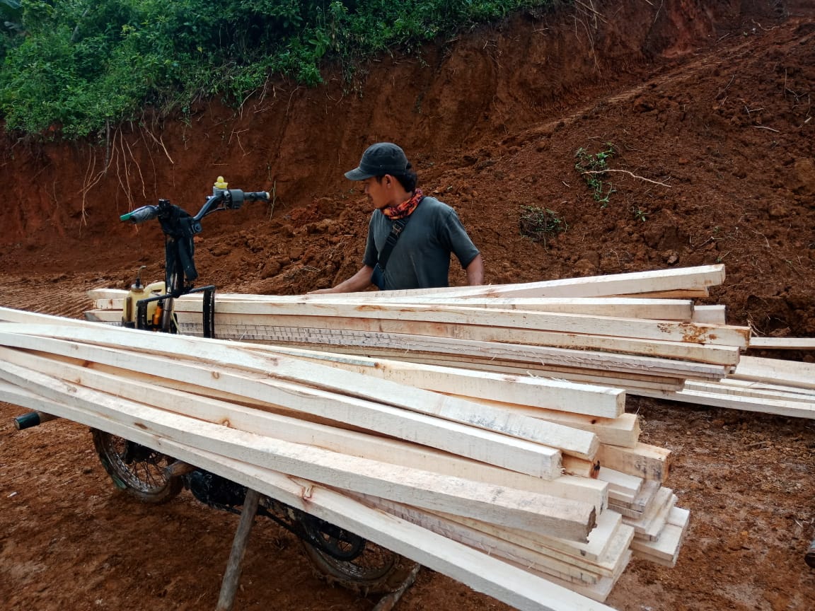 Gunakan Motor Modifikasi, Warga Angkut Material Bangunan ke Lokasi TMMD