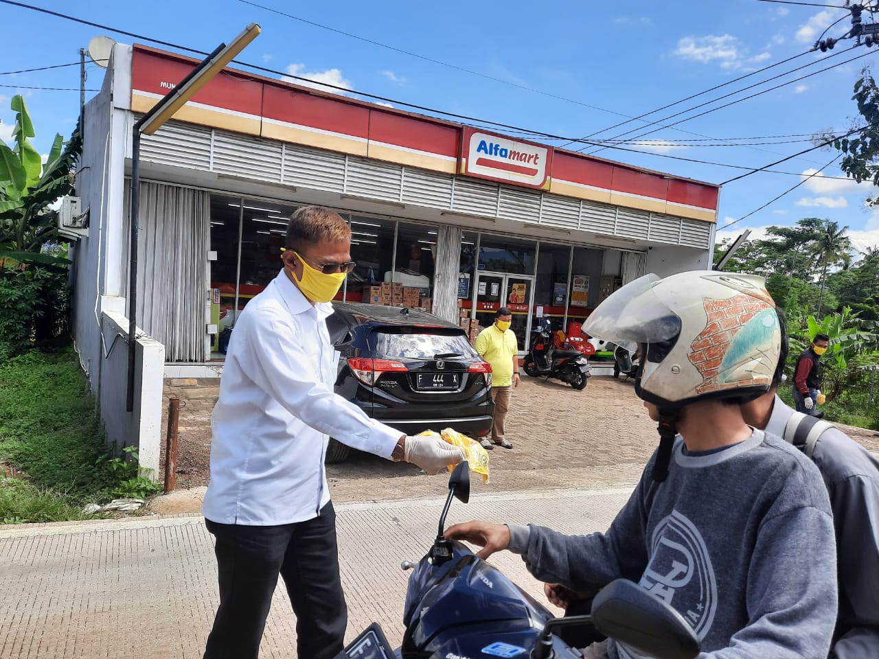 Golkar Cianjur Bagi-bagi Masker, Mulyana: Biar Warga di Rumah, Kami yang Datang