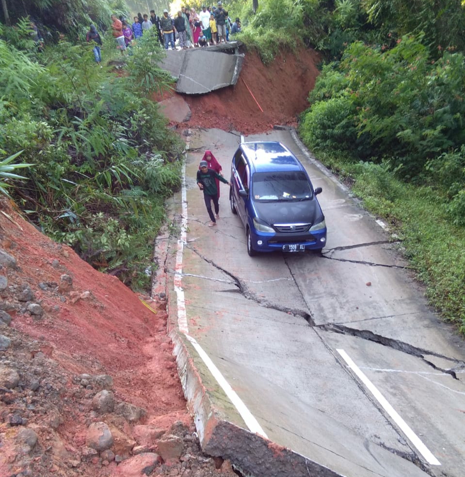 Jalan Amblas di Pagelaran Cianjur, Satu Mobil Terjebak