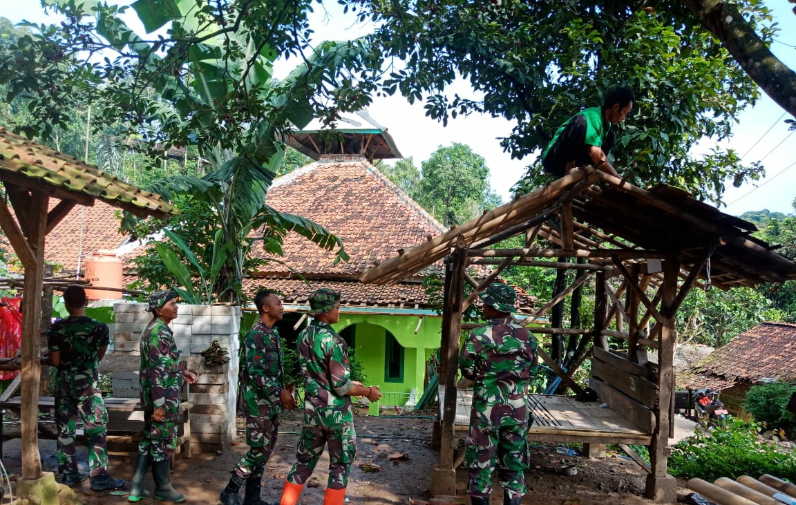 Tingkatkan Keamanan, Satgas TMMD Cianjur Bangun Pos Kamling