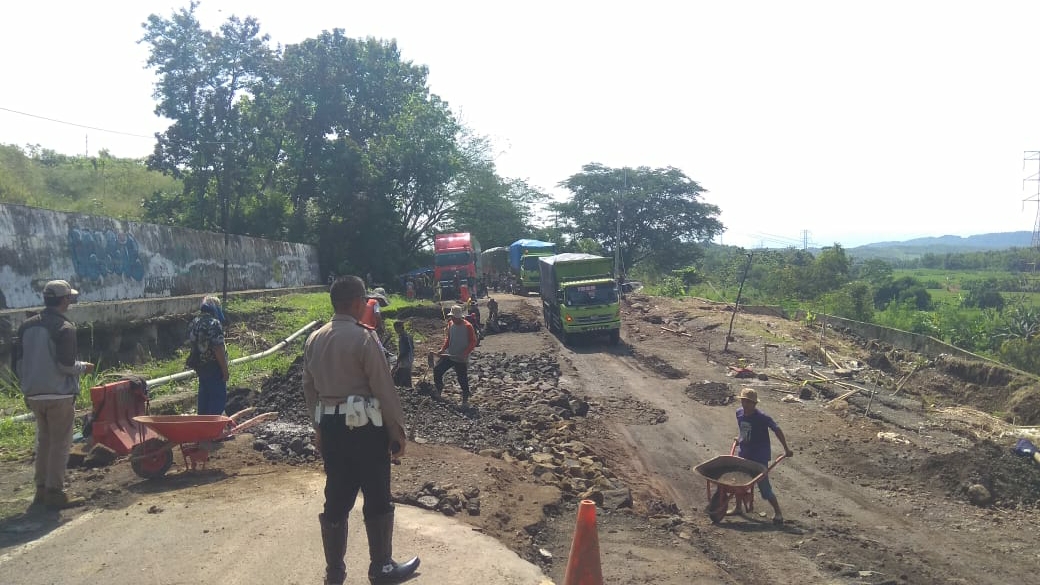 Jalan Nasional di Tomo Sumedang Amblas, Polisi Berlakukan Buka Tutup