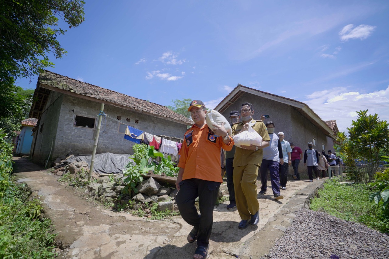 Panggul Karung Beras, Plt Bupati Cianjur Antar Langsung Bantuan Sembako ke Rumah Warga