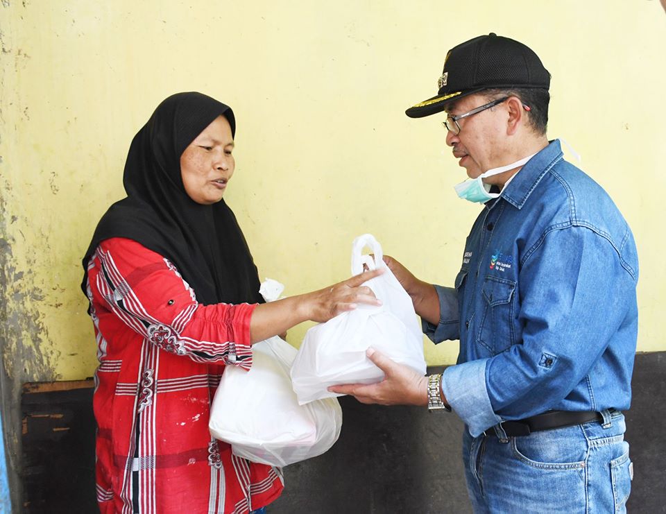 Turun Langsung Bagikan Bantuan Paket Sembako, Ini Penjelasan Plt Bupati Cianjur