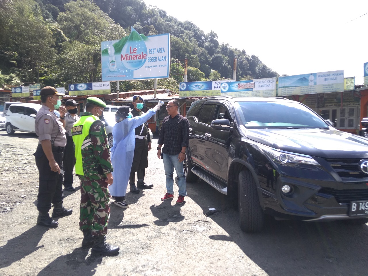 Tim Gabungan Cek Suhu Badan di Perbatasan Cianjur-Bogor