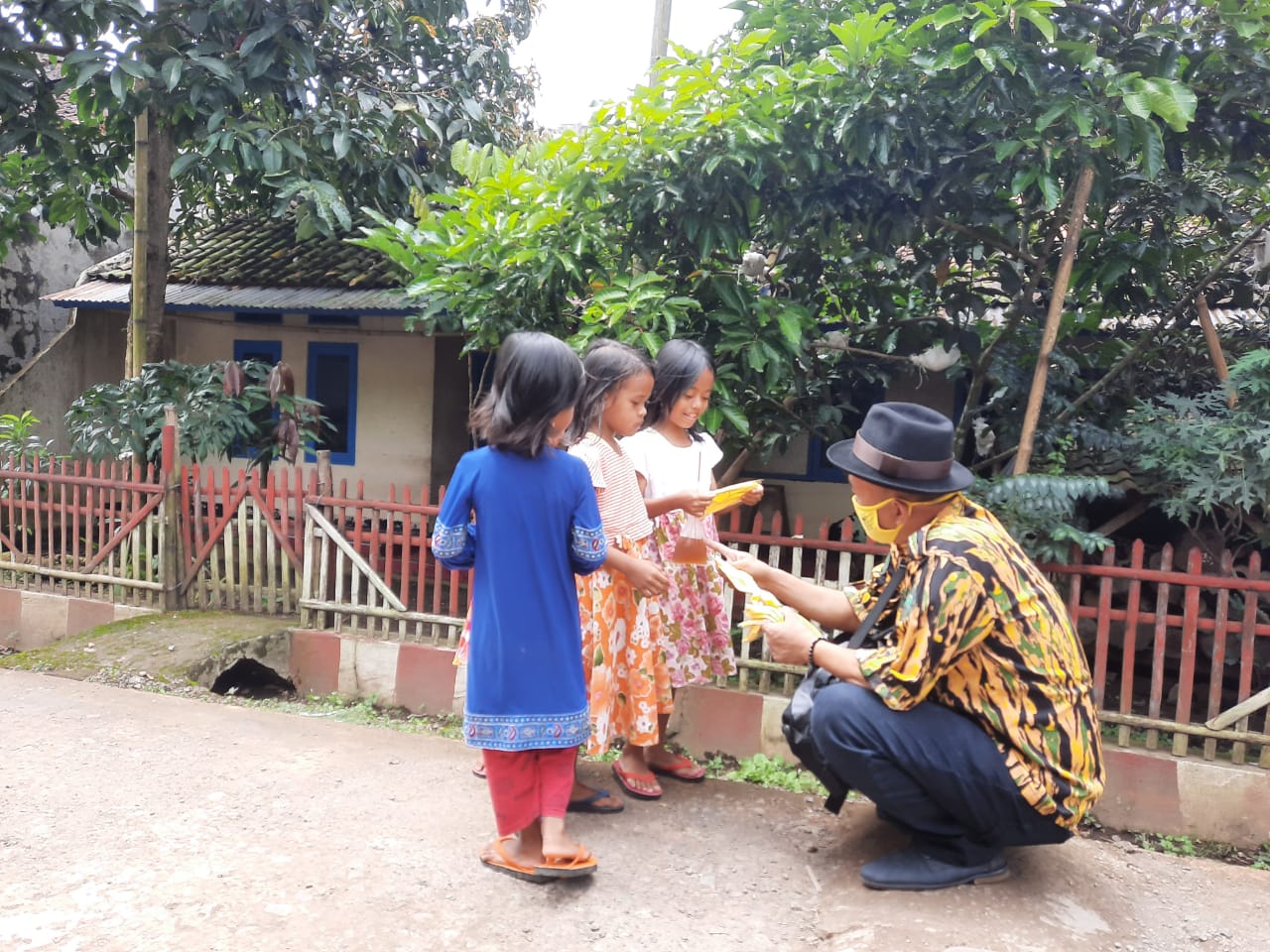 Sambangi Warga Mande Cianjur, Kang AB Turun Langsung Bagikan Masker