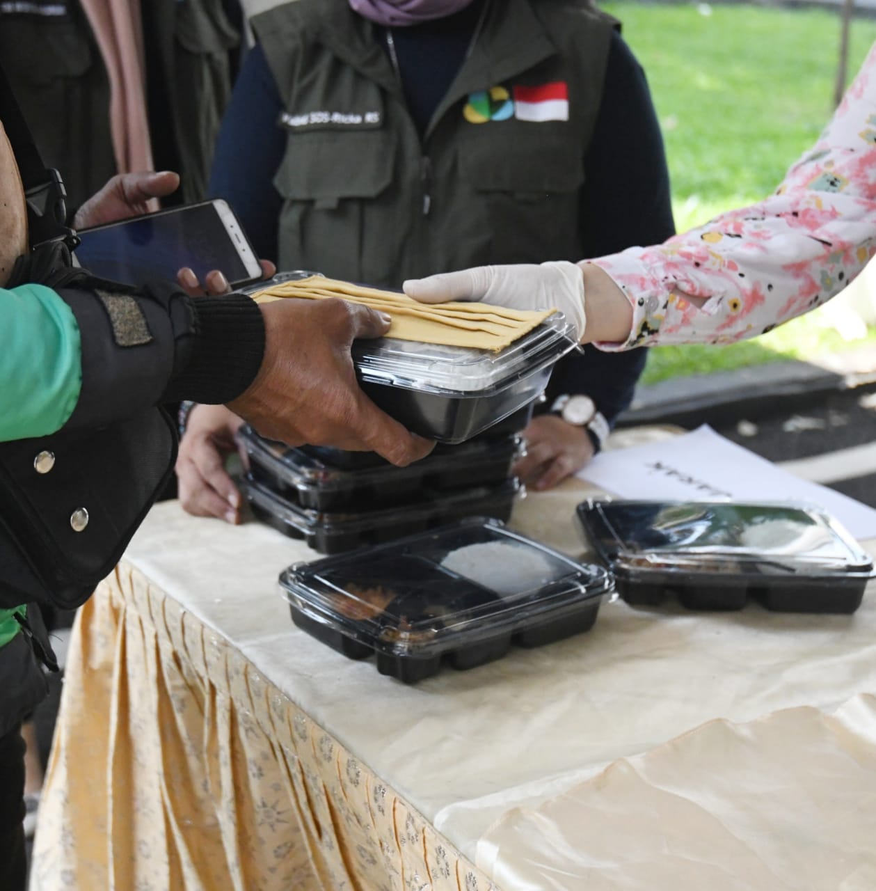 Posko Makan Siang Gratis Bagikan 500 Porsi