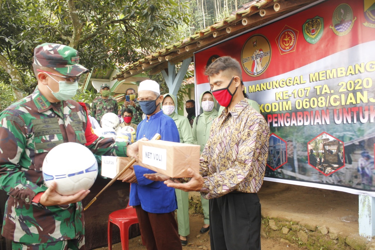 Dansatgas TMMD Kodim 0608/Cianjur Berikan Bantuan Alat Olahraga