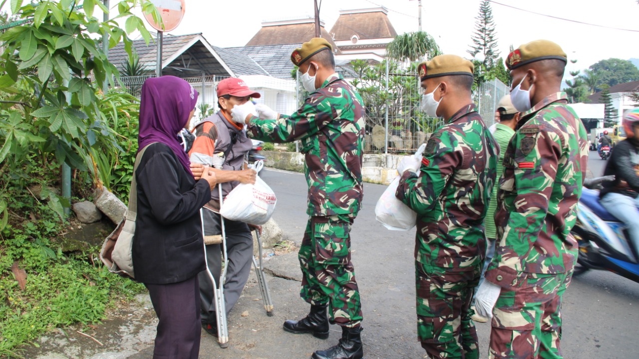 HUT 70, Yon Armed 05/105 Tarik Pancagiri Bagikan Ratusan Paket Sembako