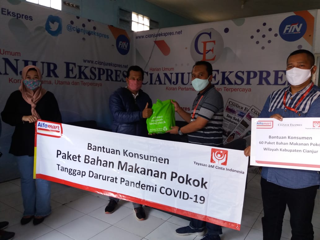 Foto: Cianjur Ekspres-BMCI Salurkan Sembako Hasil Donasi Konsumen Alfamart