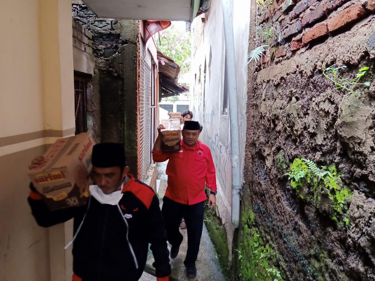 Masuk Gang, Panggul Sembako, Baguna PDIP Bantu Korban Banjir Cianjur