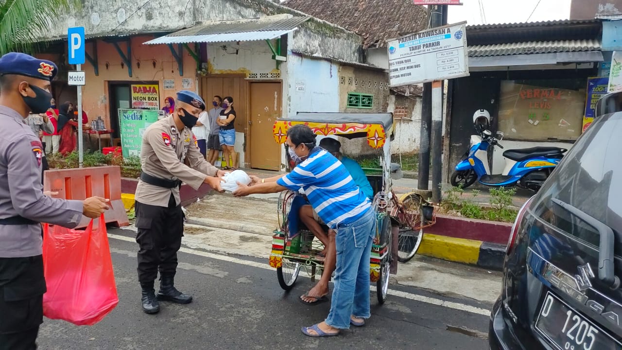 Bhakti Brimob dan Forkompinda Bagikan Nasi Bungkus ke Warga di Cianjur