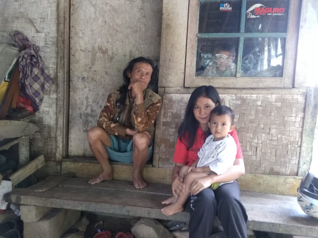 Kisah Keluarga Pensiunan Satpol PP Huni Rumah Panggung Reyot di Pinggir Jurang di Cianjur