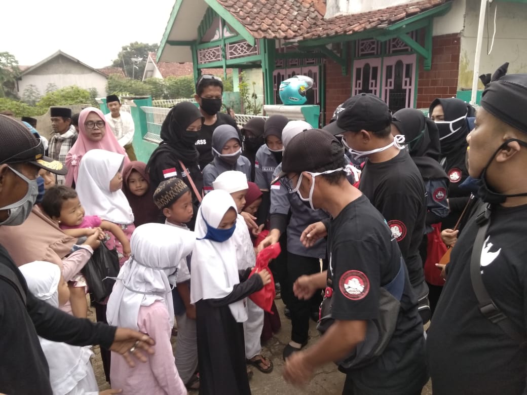 Peduli Warga Terdampak Covid-19, GSM Bagikan Sembako dan Santuni Anak Yatim