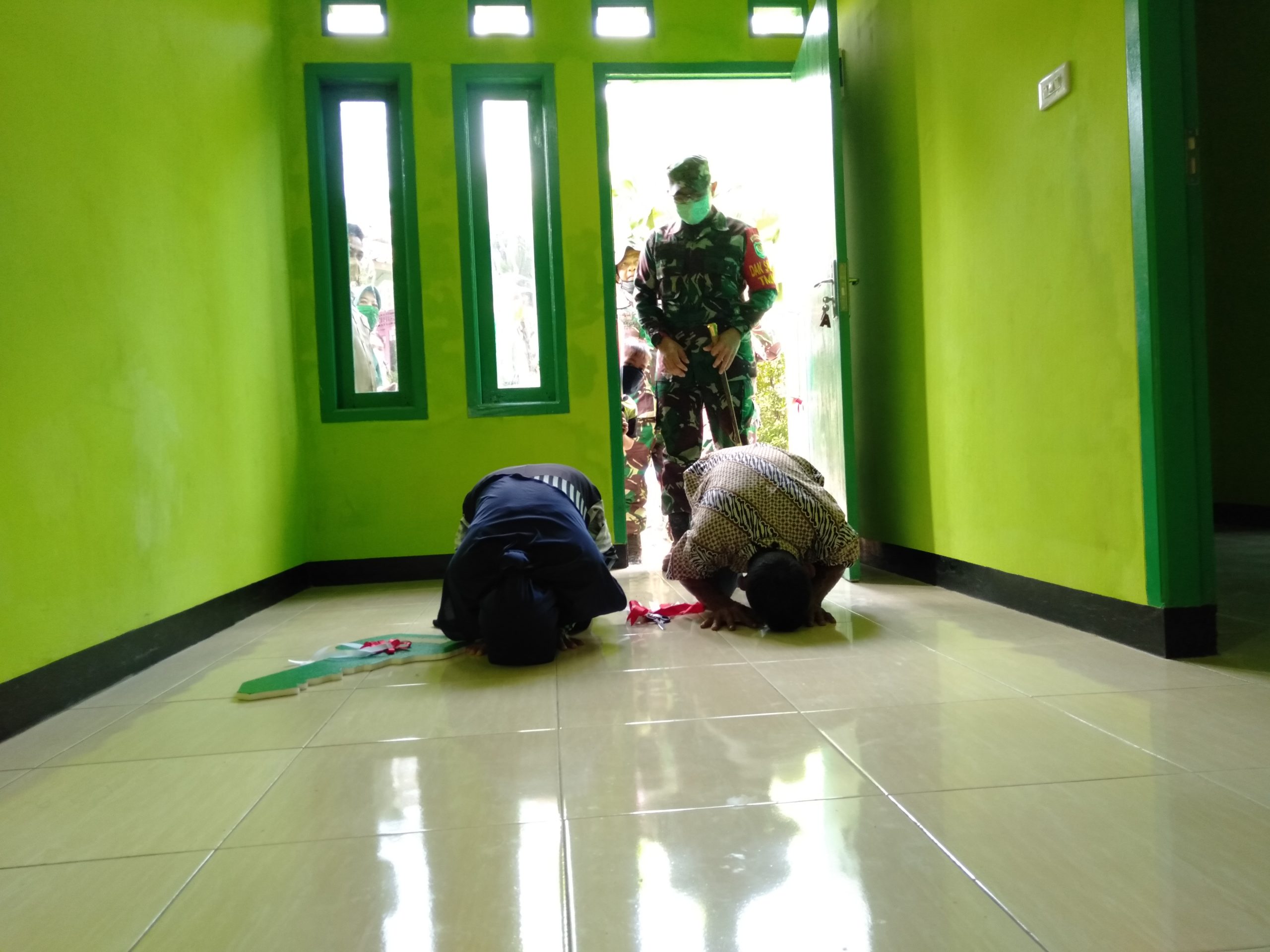 Warga Mekarmulya Cikalongkulon Sujud Syukur Rumahnya Selesai Direnovasi Satgas TMMD Cianjur