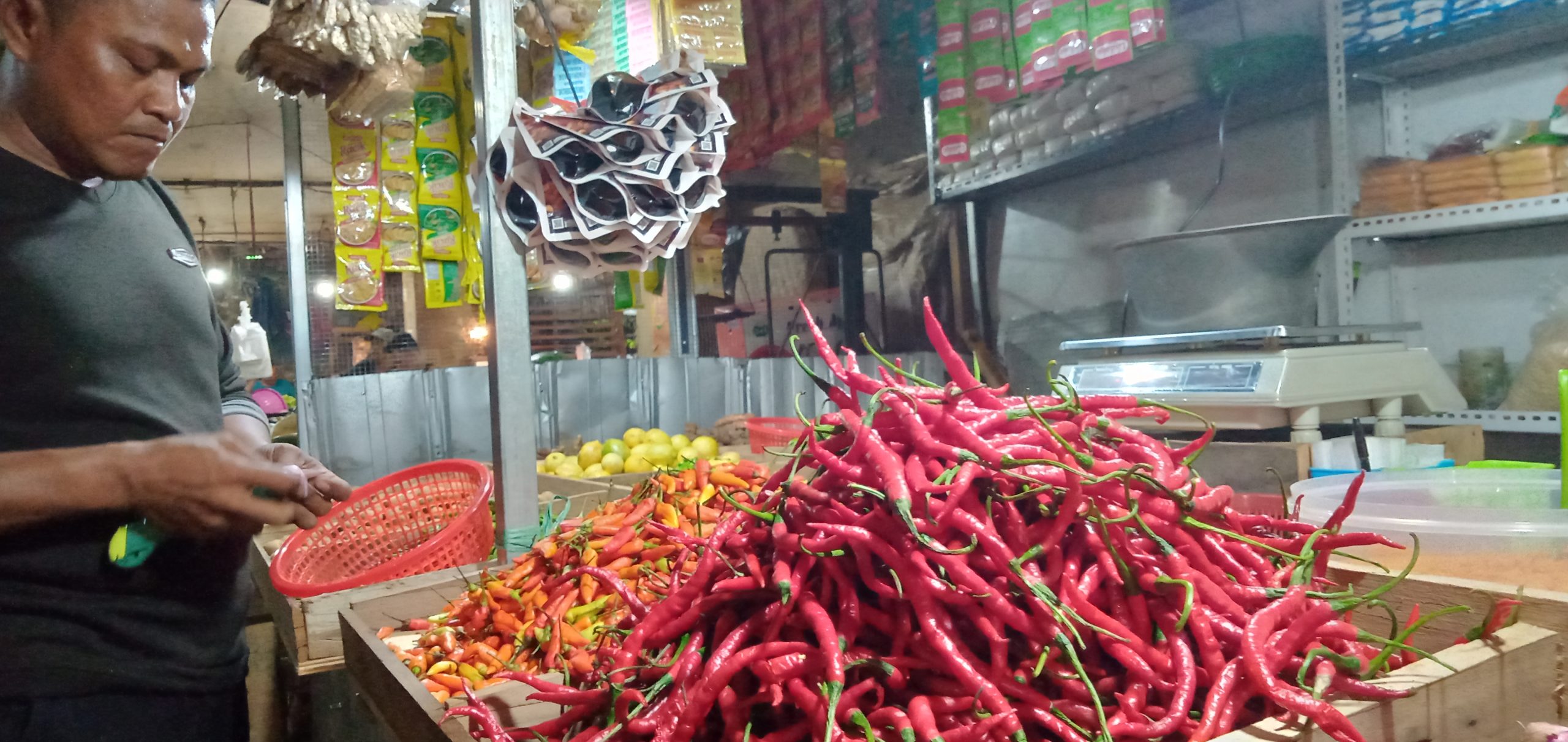 Pengunjung Pasar Sepi, Pedagang: Penghasilan Sekarang Hanya Cukup untuk Makan Sehari-hari