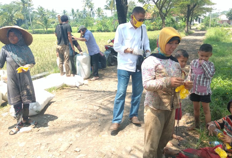 Kang Tb Mulyana Bagi-bagi Masker ke Petani