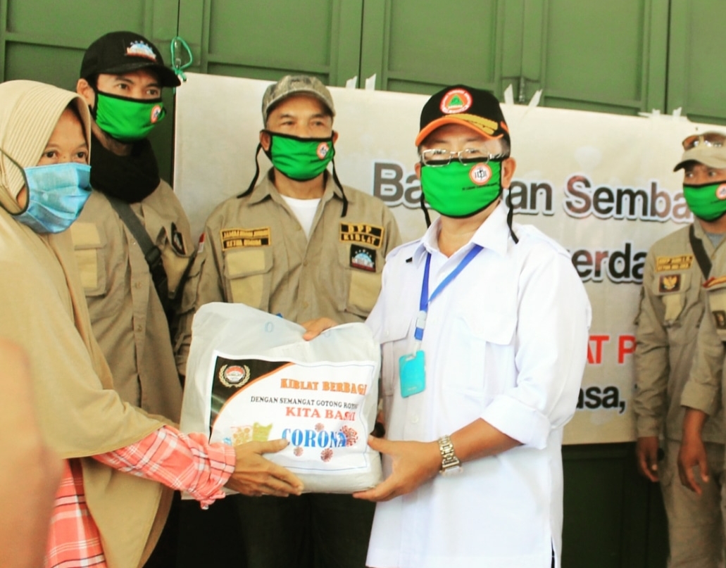 Gotong Royong Basmi Corona, Kiblat Bagikan Bantuan Sembako dan Masker