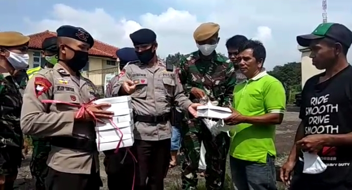 Brimob Polda Jabar Buka Dapur Umum, Masak untuk Warga Terdampak Covid-19 di Cianjur