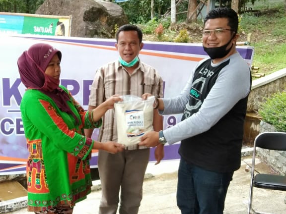 Yayasan BKR Salurkan Bantuan Sembako untuk Warga Misbar di Perbatasan Cianjur Selatan