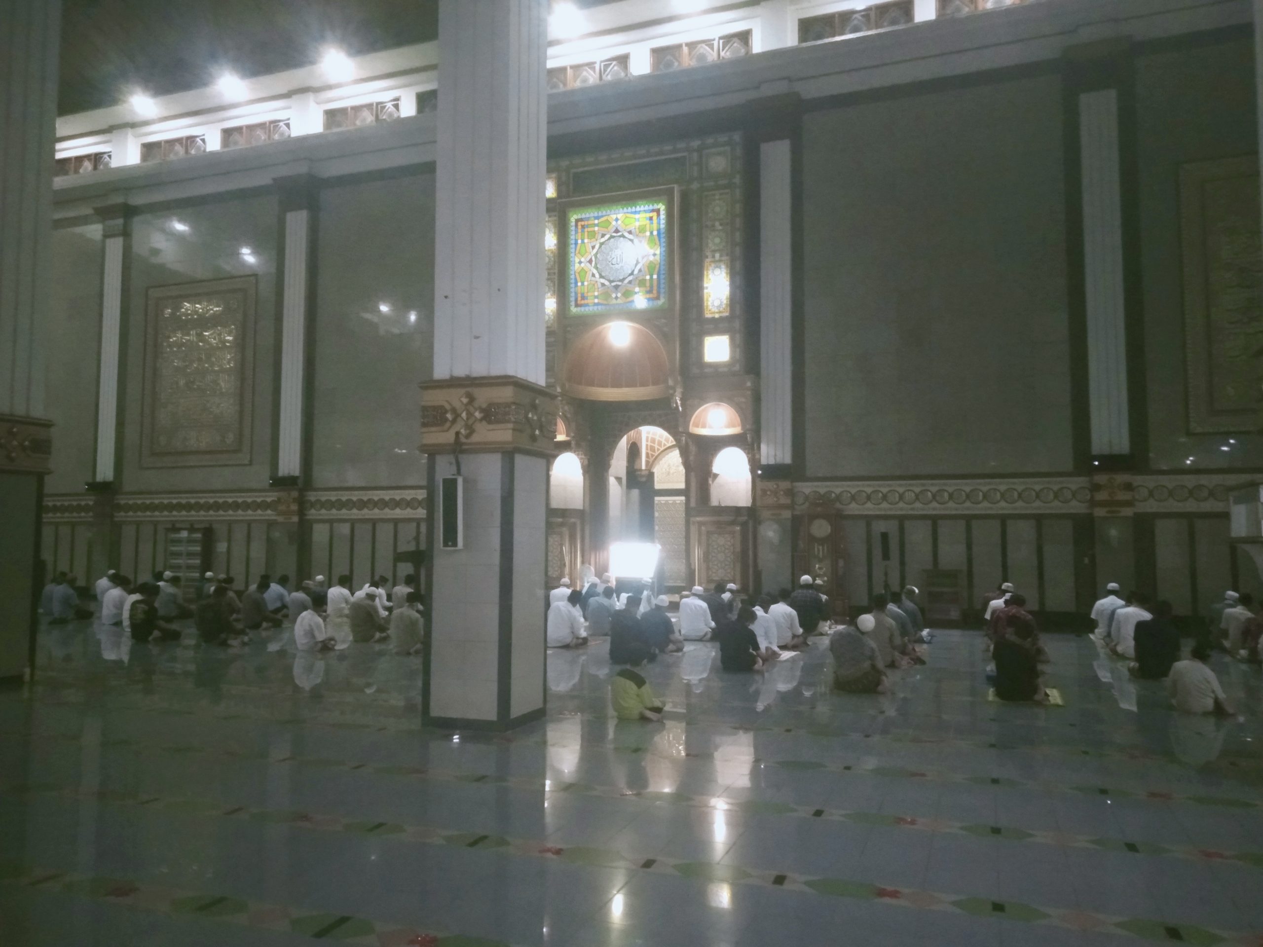 Terapkan Protokol Kesehatan, Begini Suasana Salat Tarawih di Masjid Agung Cianjur