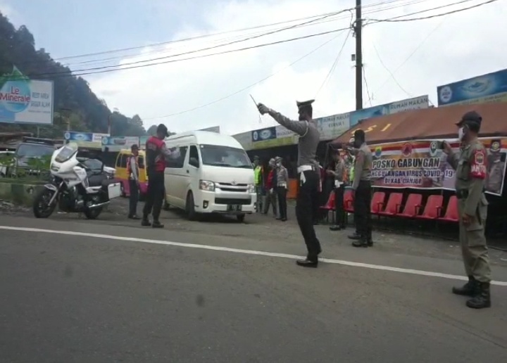 Kendaraan Pemudik Putar Balik di Perbatasan Cianjur-Bogor