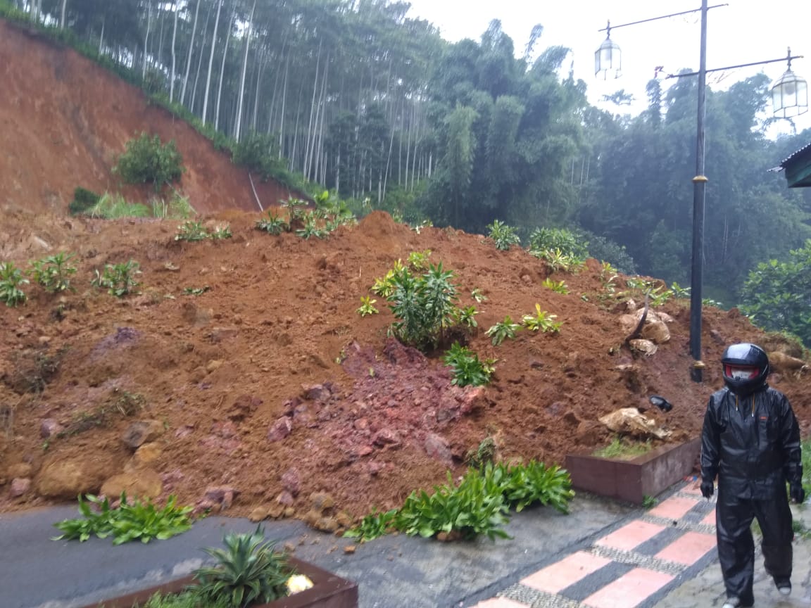 Longsor Landa Jalan Raya Sukanagara-Pagelaran