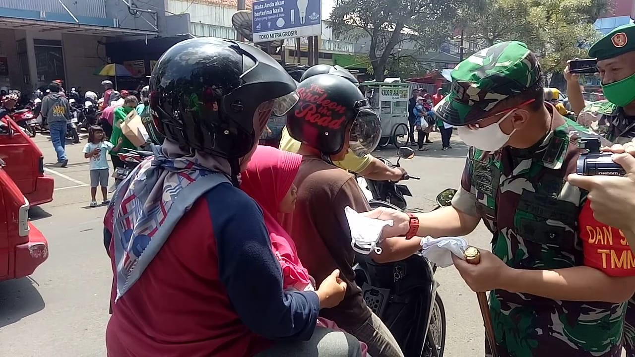 Kodim 0608/Cianjur Bagikan 1000 Masker Kain Buatan Ibu-ibu Persit