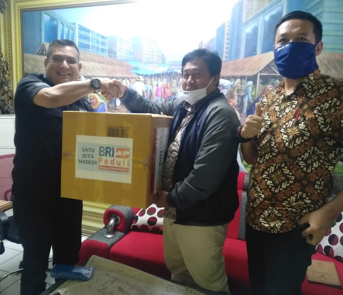 Cegah Covid-19, BRI Cabang Cianjur Bagikan Ribuan Masker