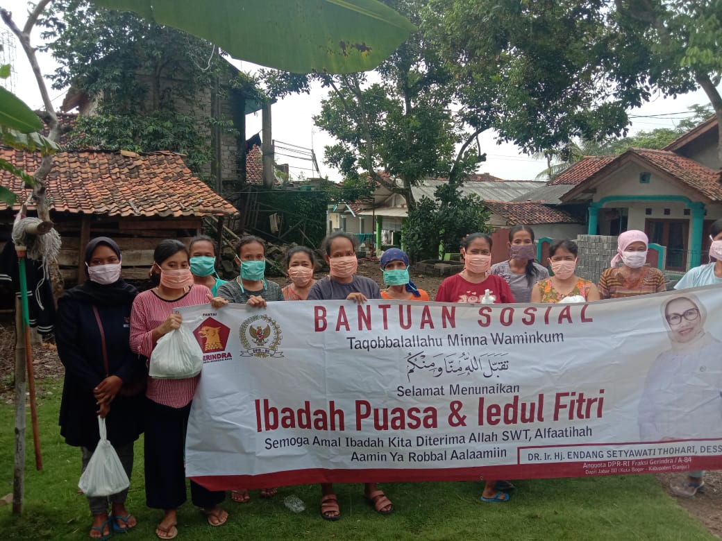 Anggota DPR RI Ini Bagikan Paket Sembako untuk Petani dan Nelayan di Cianjur