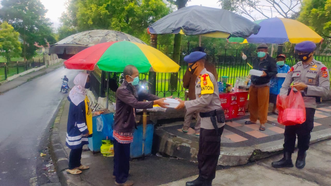 Bhakti Brimob Jabar, Bagikan Nasi Kotak dan Masker ke Warga Tak Mampu di Cianjur