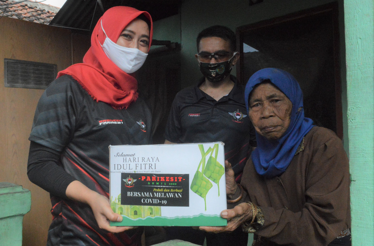 Alumni Akmil 2000 Bagikan Paket Sembako ke Warga Cianjur Terdampak Covid-19