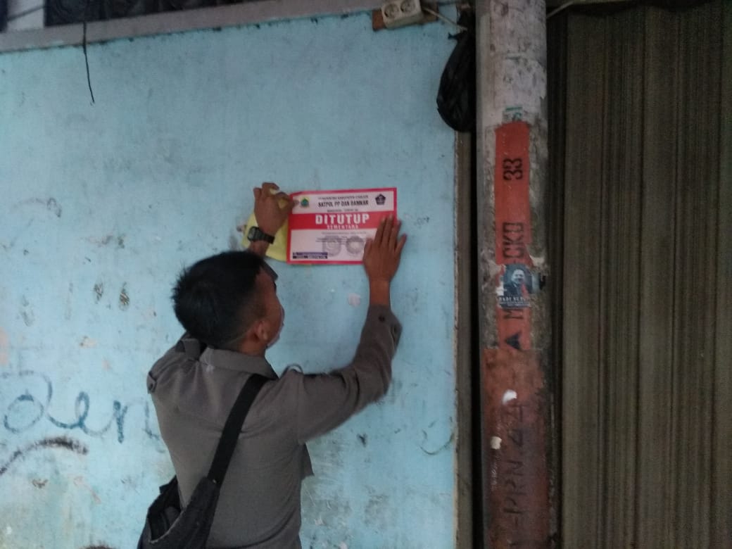Cegah Kerumunan Massa, Toko Non Sembako di Cianjur Dipasangi Stiker Penutupan Sementara