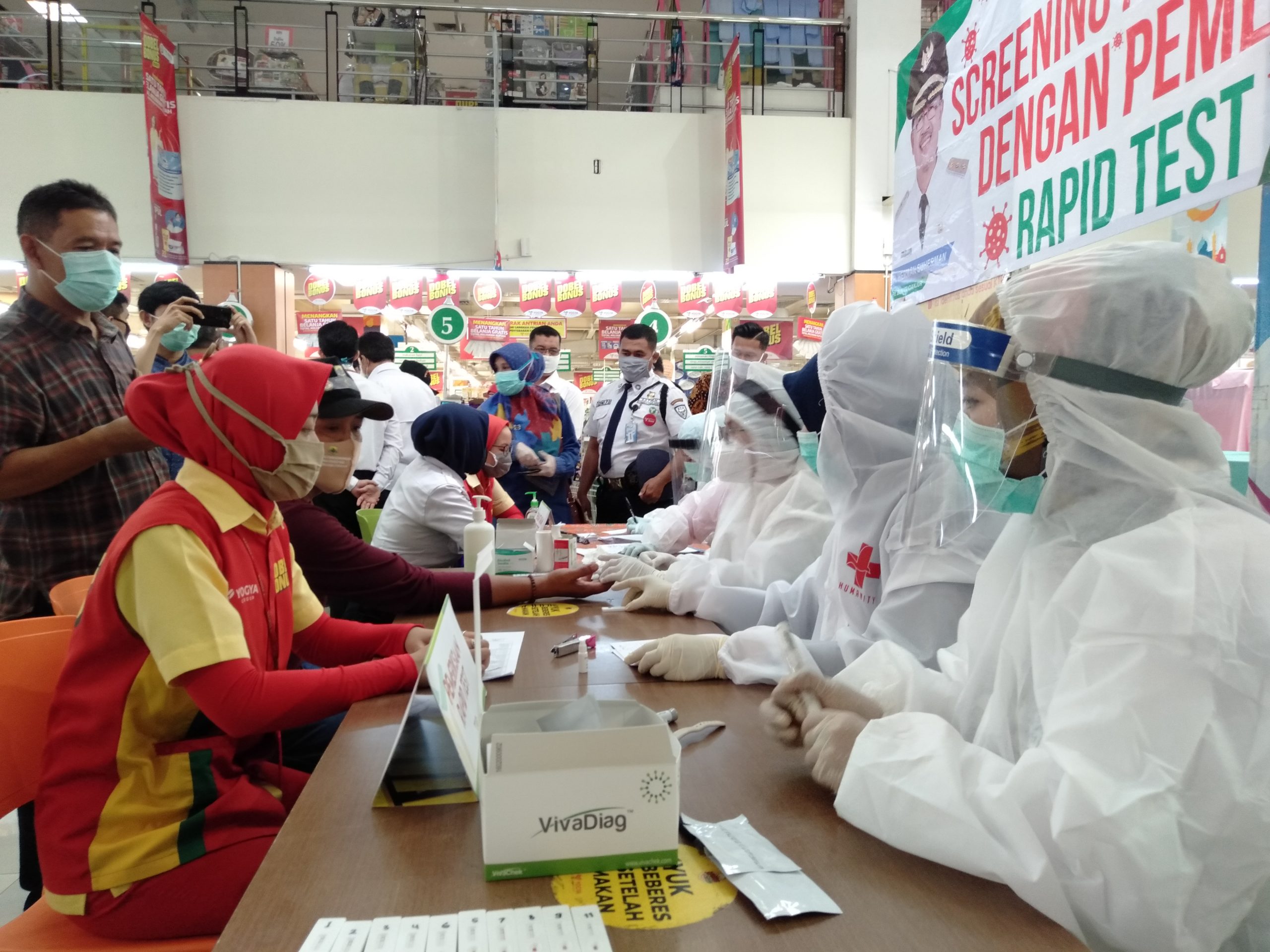 Pengunjung Toserba Yogya Cianjur Jalani Rapid Test