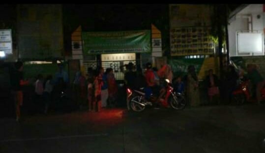 Pertanyakan Bansos, Warga Bobojong Mande Cianjur Datangi Kantor Desa Malam-malam