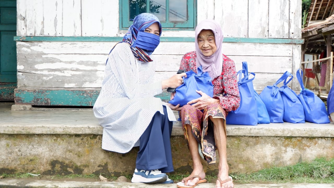 Santuni Jompo di Gekbrong Cianjur, Asni: Banyak yang Tak Tersentuh Bantuan Pemerintah