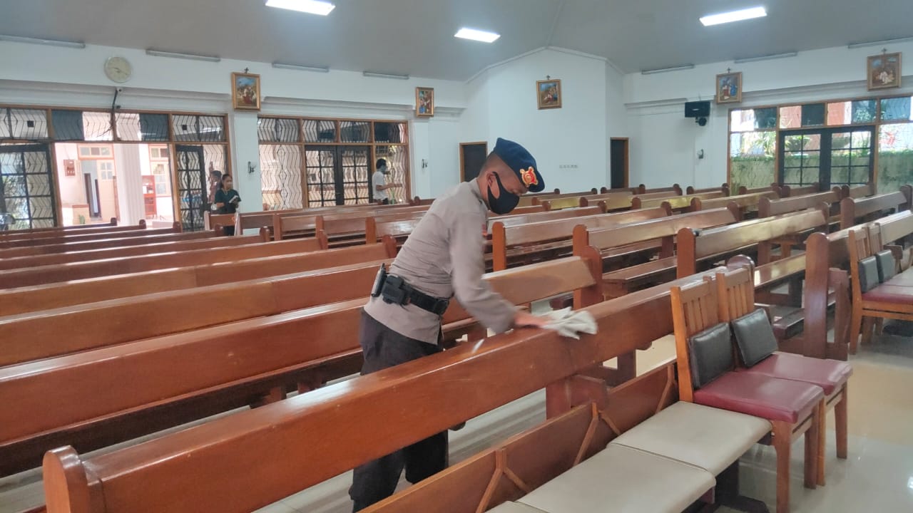 Pancasila Dalam Tindakan, Personel Brimob Gotong Royong Bersihkan Rumah Ibadah di Cipanas Cianjur