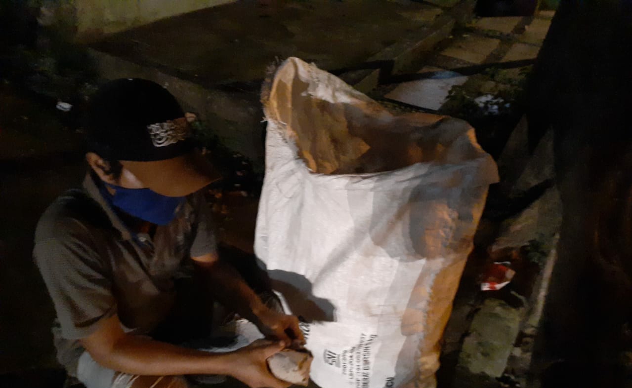 Setiap Malam Telusuri Sudut Kota Cianjur, Aktivis Kemanusiaan Ini Bagikan Nasi Bungkus