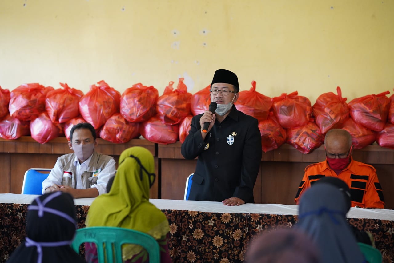 Sambangi Kelurahan di Cianjur, Herman Serahkan Bantuan Sembako ke Warga