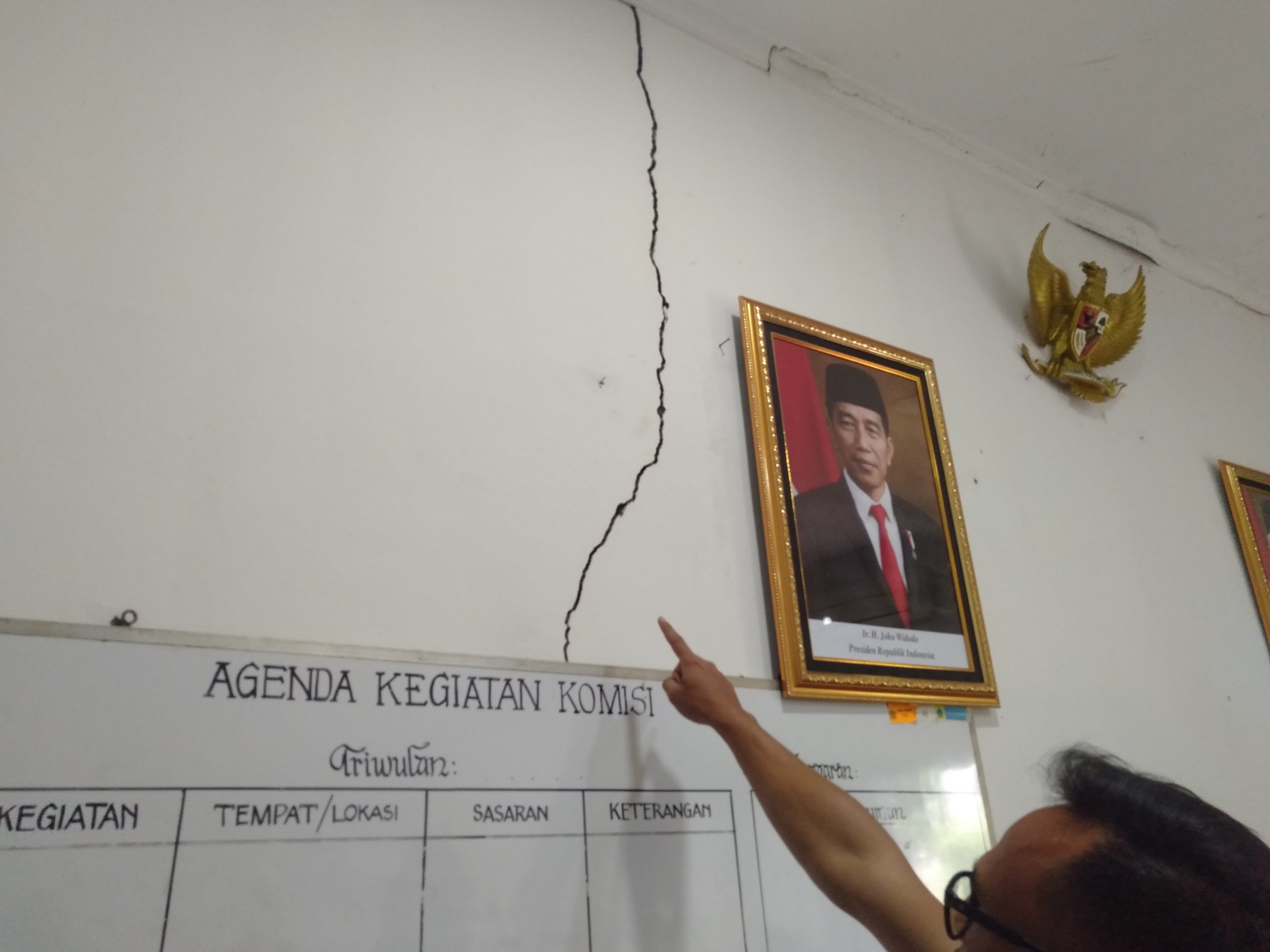 Miris! 4 Tahun Dinding Ruangan Komisi A DPRD Cianjur Dibiarkan Retak, Isnaeni: Khawatir Ambruk
