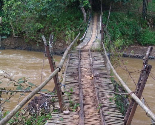 Tolong Diperbaiki, Tiga Jembatan Gantung di Waringinsari Takokak Cianjur Memprihatinkan