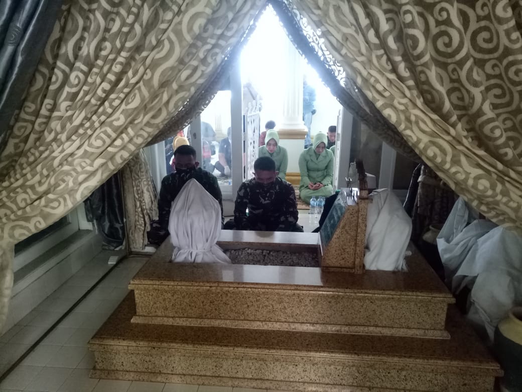 Jabat Dandim 0608/Cianjur, Letkol Kav Ricky Arinuryadi Ziarah ke Makam Raden Aria Wiratanu Datar