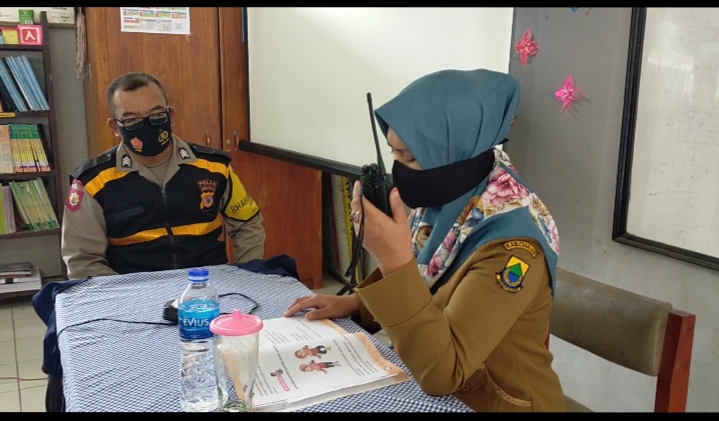 Susah Sinyal, Guru dan Siswa di Naringgul Cianjur Belajar Pakai HT