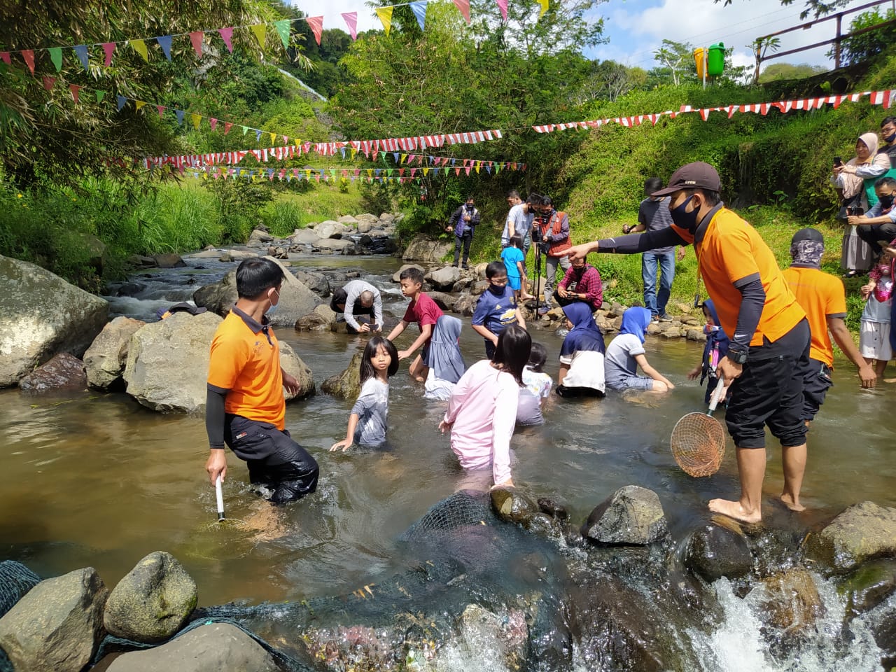 Sambut HUT RI ke-75, Le Eminence Hotel Puncak Ciloto Gelar Lomba Tangkap Ikan