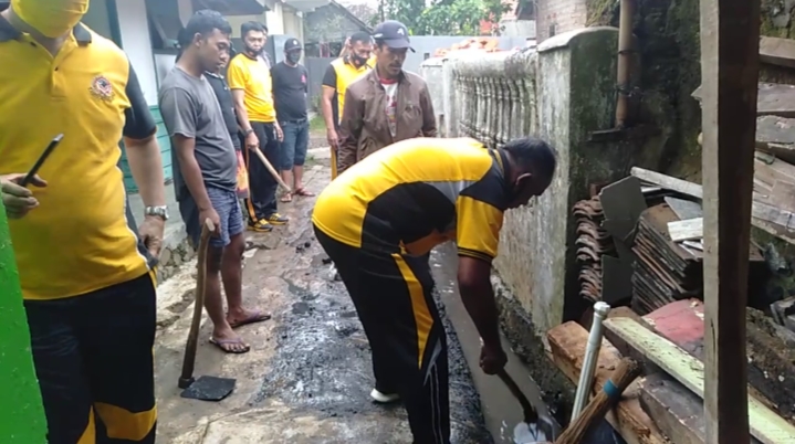 Cegah Chikungunya, Polsek Warungkondang Cianjur Bersama Warga Kerja Bakti Bersihkan Selokan