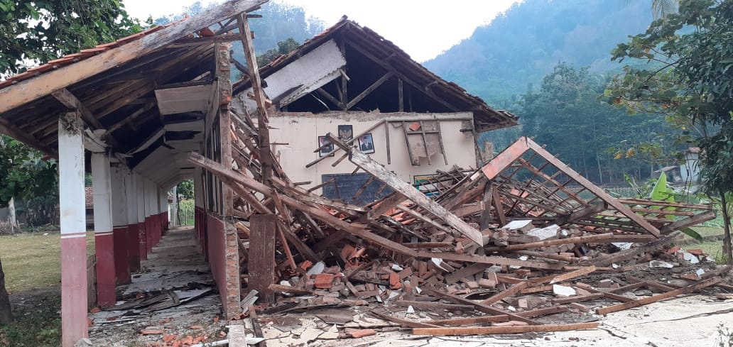 Bangunan SDN Sugihmukti Mekarjaya, Cikalongkulon Cianjur Ambruk